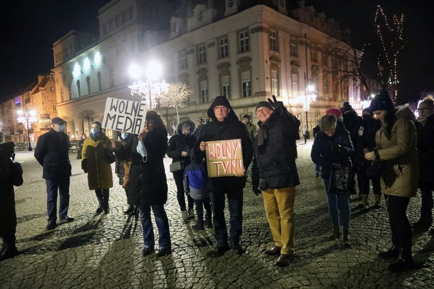 Protest w obronie wolnych mediów, na legnicki rynek przyszło ponad sto osób