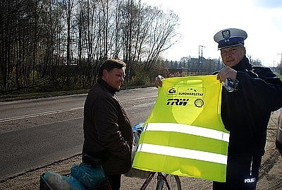 Policjanci rozdawali podczas dzisiejszej kontroli kamizelki i elementy odblaskowe