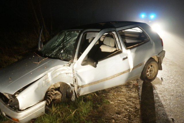 Wypadek w Rzędkowicach: Kierowca wjechał w drzewo.
