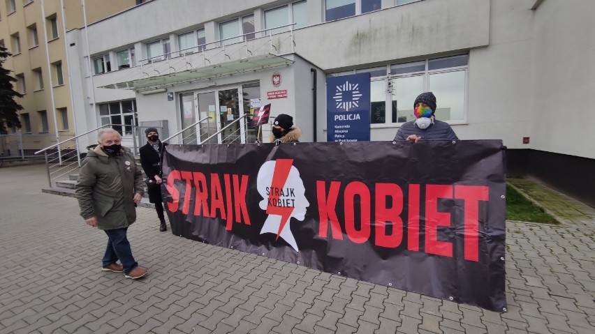 Piotrkowski Strajk Kobiet przed komendą policji w Piotrkowie