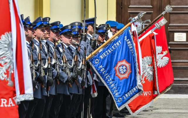 Przy okazji uroczystych obchodów Święta Policji na rynku w Starym Fordonie awansowanych zostało 378 policjantów, były medale i odznaczenia, a dwaj stróże prawa zostali uhonorowani brązową odznaką "Zasłużony Policjant"