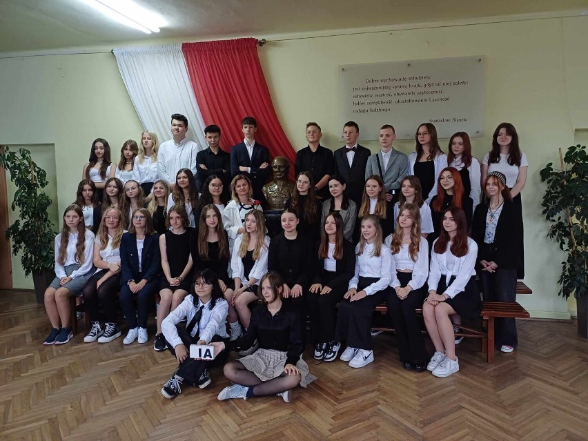 Klasy pierwsze z II Liceum Ogólnokształcącego imienia Stanisława Staszica w Starachowicach złożyły ślubowanie