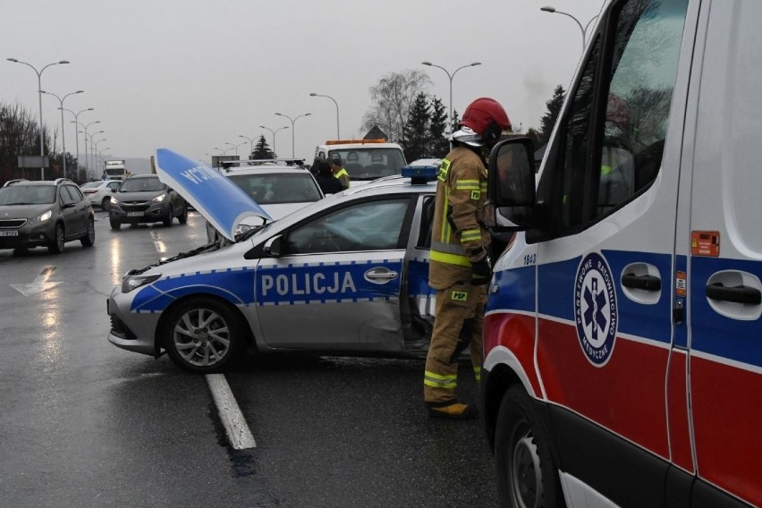Wypadek na Krakowskiej w Kielcach! Rozbite trzy samochody, w tym radiowóz. Zobaczcie zdjęcia i film