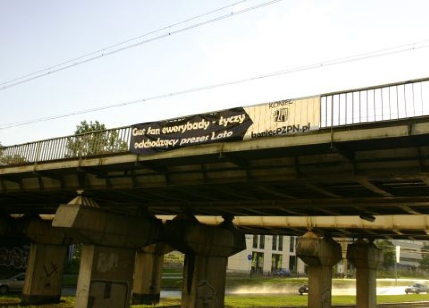 Na wiadukcie nad ul. Legnicką zawisł baner stowarzyszenia...