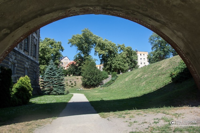 Park Książęcy w Żaganiu. Kolejne fontanny z zasilaniem [ZDJĘCIA]