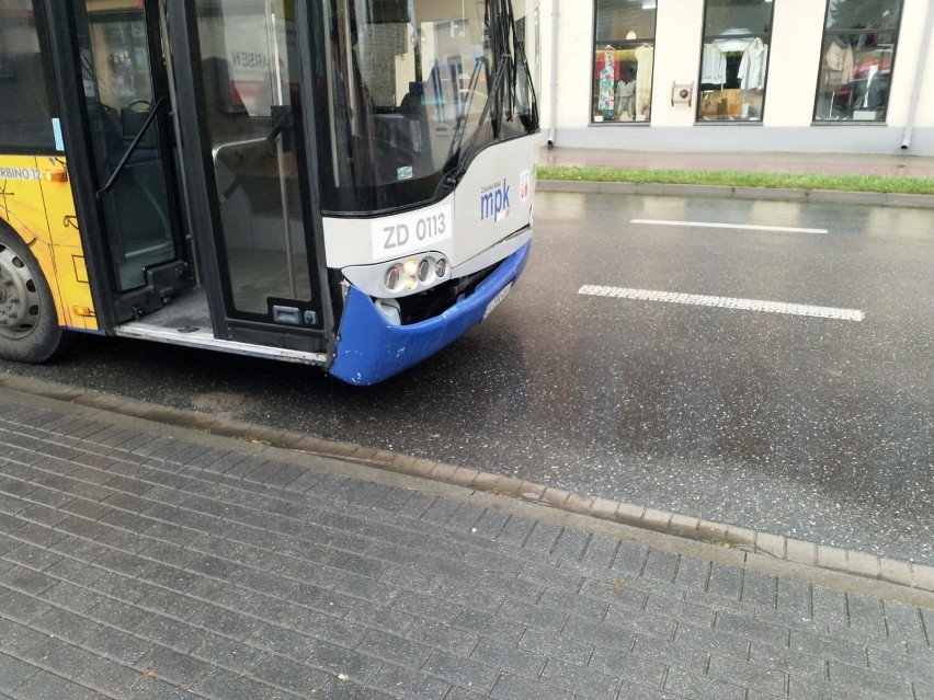 Zduńska Wola. Autobus miejski zderzył się z samochodem [zdjęcia]