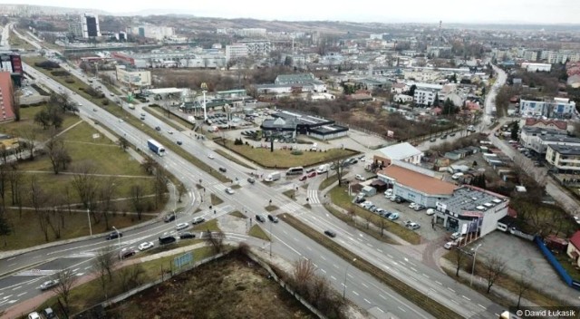 Przebudowa ulicy Domaszowskiej oraz jej bardzo ważnego skrzyżowania z aleją Solidarności ( trasą krajową 73) i Tysiąclecia Państwa Polskiego w Kielcach ma się rozpocząć wiosną i potrwa do czerwca 2022 roku.
