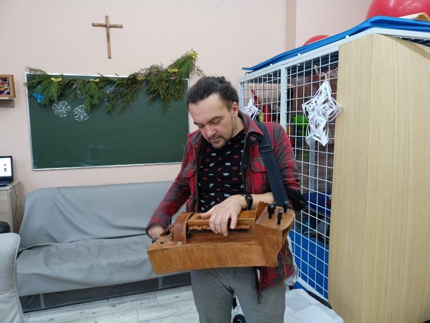 Jacek Grzesiak zbudował lirę korbową, na której zagrał kolędy seniorom w Domu Dziennym Senior - Wigor w Złotowie
