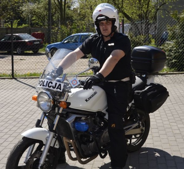 Sierż. szt. Łukasz Skwarski patroluje drogi powiatu na motocyklu
