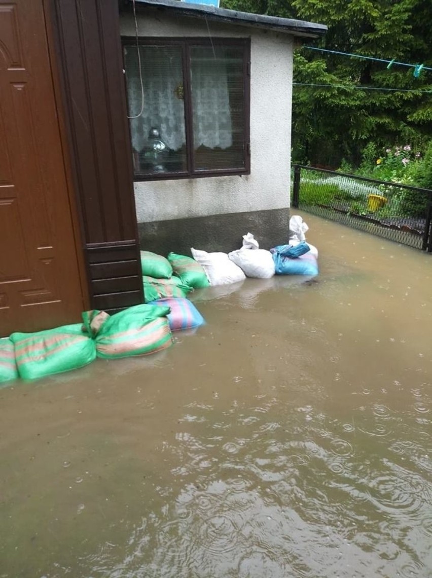 Pogotowie powodziowe w woj. śląskim: Deszcze i burze powoli ustają, poziom wód w rzekach wciąż wysoki