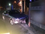 Wypadek w Tarnobrzegu. Pijany 18-latek z Sandomierza uderzył autem w ogrodzenie ogródka McDonalds 