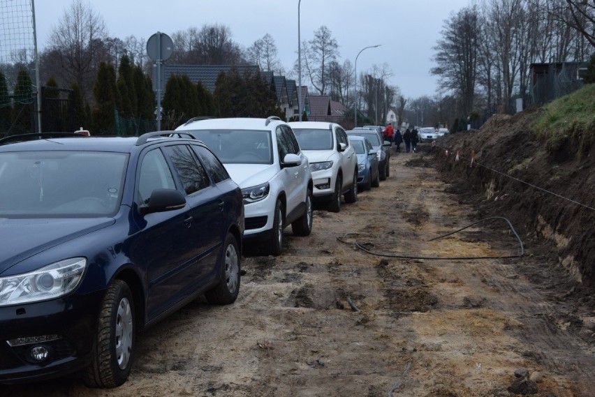 Projekt budowy drogi do plaży wymagał wycięcia starych...