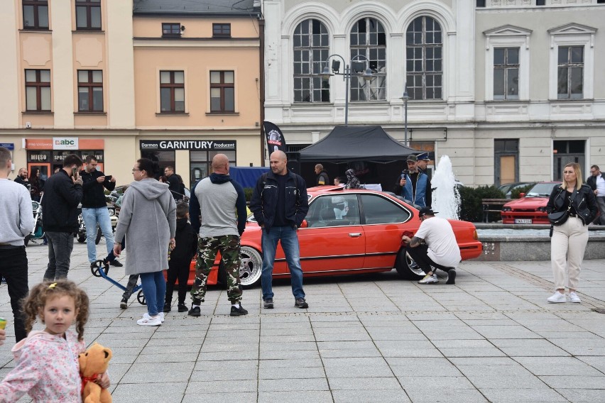 Pierwsze samochodowe zakończenie sezonu na płycie rynku w Wągrowcu. Zobacz zdjęcia