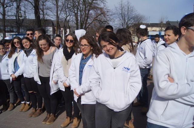 Goście z Kiryat Bialik (Izrael) w Radomsku. Uroczystości pod pomnikiem