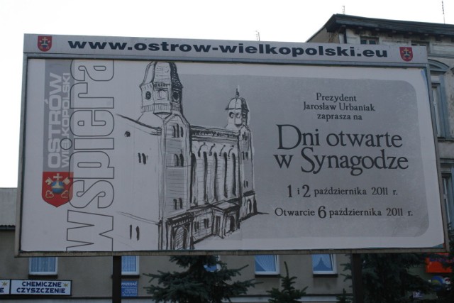 Banner zachęcający do zwiedzenia synagogi. Fot. Bartłomiej Krawczyk