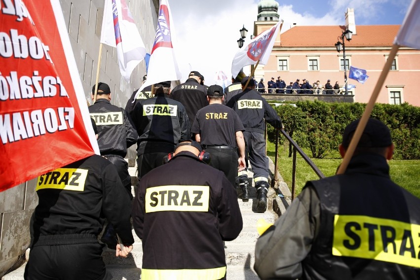 Protest policjantów w Warszawie. Mundurowi domagają się...