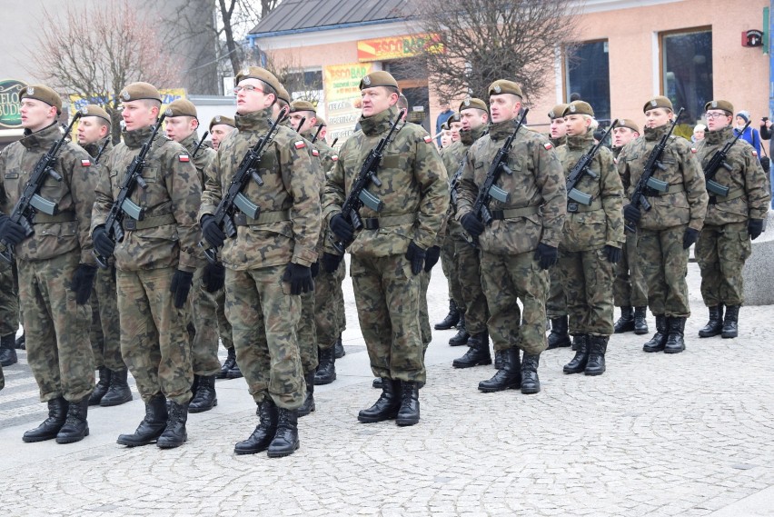 Żołnierze złożyli przysięgę. Wiceminister Jarosław Zieliński dziękował rodzicom i... [ZDJĘCIA]