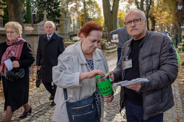 Tarnowianie i osoby odwiedzające Stary Cmentarz hojnie wsparli w tym roku kwestę na ratowanie zabytkowych, niszczejących nagrobków na nekropolii