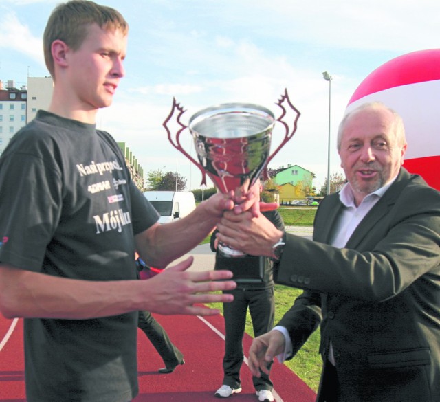 Bogdan Krawczyk wręczał nagrody zwycięzcom turnieju