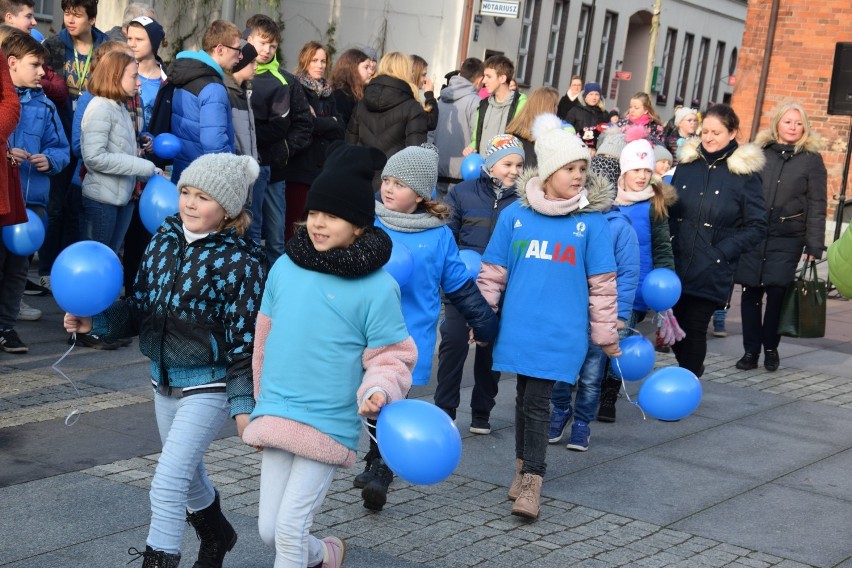 Niebieski Marsz w Szczecinku. Dzień Praw Dziecka [zdjęcia]