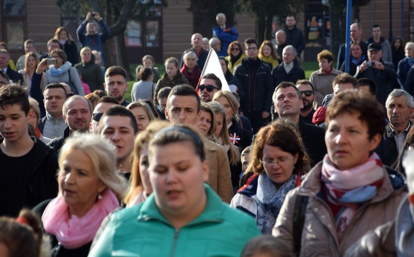 Tak mieszkańcy Jarosławia śpiewali hymn na rynku rok temu i dwa lata temu [ZDJĘCIA]