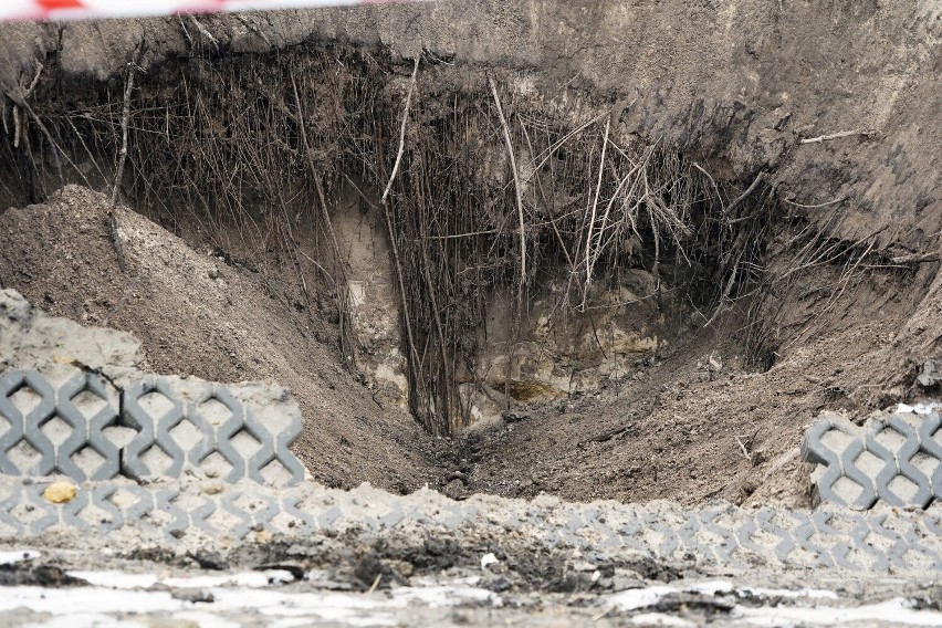 Zapadlisko w Bolesławiu 15.02.2023. Zapadła się ziemia przy...