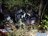 Wypadek w Radoniowie. Młody kierowca został zakleszczony w rozbitym aucie. Przebywa  w ciężkim stanie w szpitalu 
