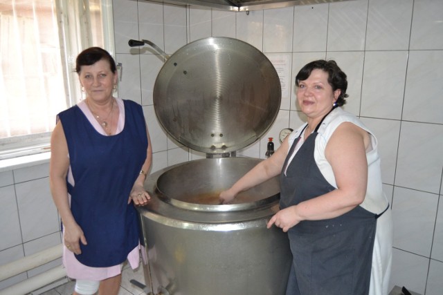 Panie kucharki mają na co dzień dużo pracy, ale ją bardzo lubią. Na zdj. Gabriela Kamińska i Anna Sitarek.