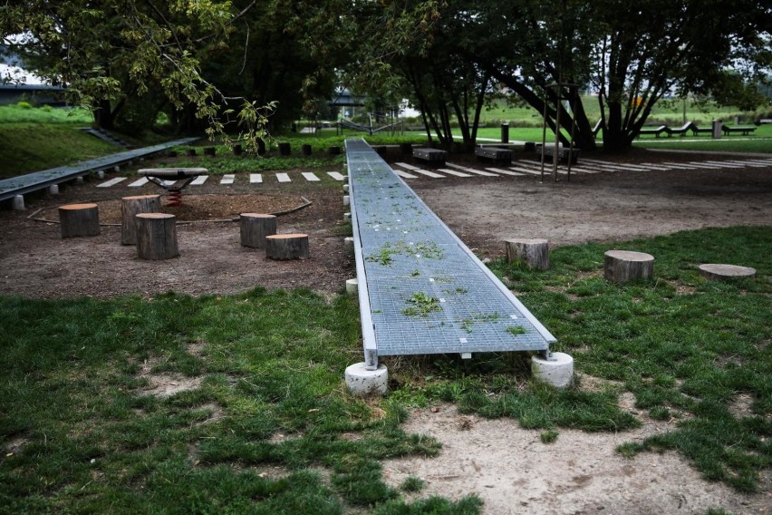 Kraków. Park na Wisłą w tragicznym stanie [ZDJĘCIA]