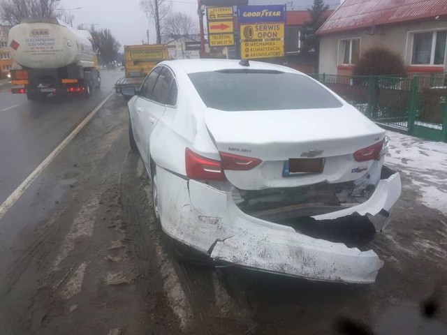 Karambol wyglądał groźnie, ale skończyło się bez poszkodowanych. Uszkodzone są za to trzy samochody...

Wstępnie ustalono, że kierujący BMW prawdopodobnie nie dostosował prędkości do warunków jazdy, a chcąc uniknąć potrącenia pieszego wpadł w poślizg. Auto wjechało w tył zaparkowanego na poboczu ulicy chevroleta i volkswagena.

Nie ma utrudnień w ruchu.

Stop Agresji Drogowej. Odcinek 5

