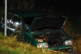 Wypadek w Śmiełowie: Samochód wypadł z drogi. Trzy osoby w szpitalu [ZDJECIA]