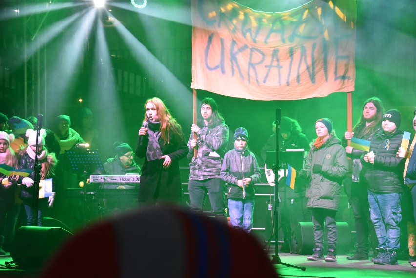 Gorlice. Demonstracja poparcia oraz koncert artystów z powiatu dla Ukrainy. Musicalowe "Uciekali" wybrzmiało szczególnie