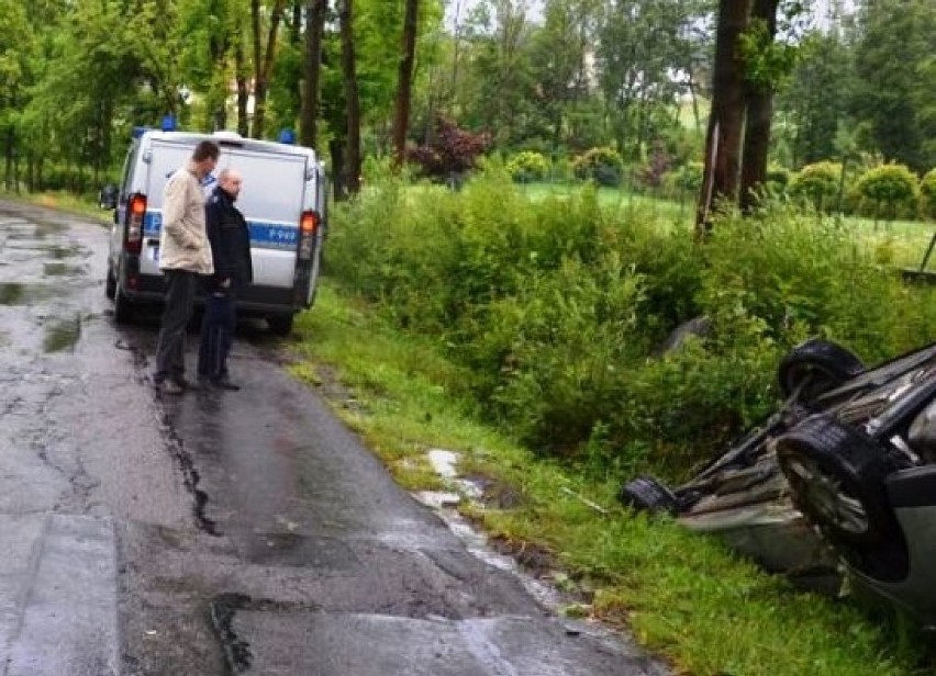 Wypadek w Godziszce: seat dachował do rowu