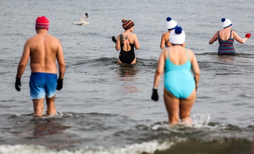 Morsowanie na zaśnieżonych plażach Sopotu