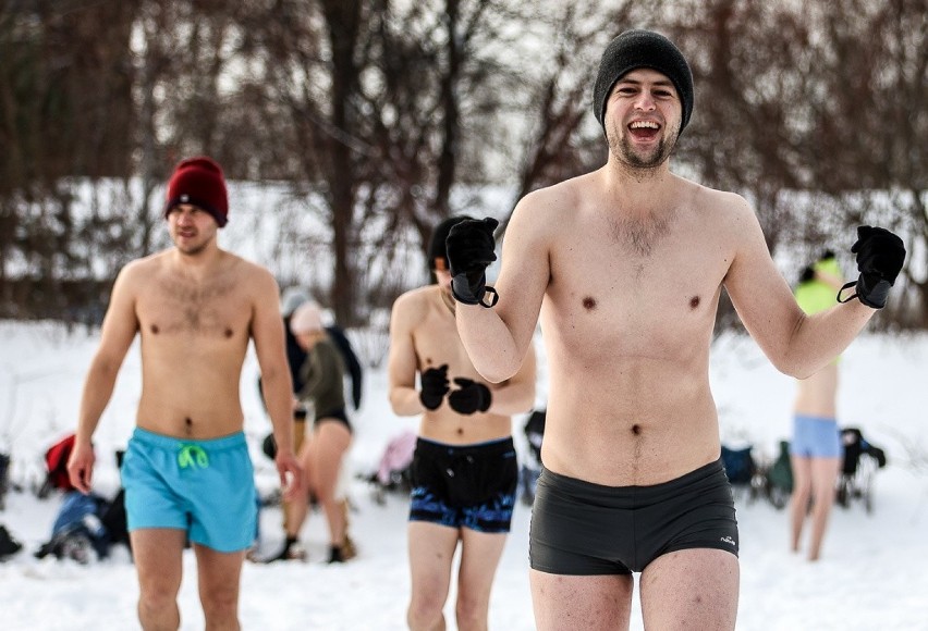 Morsowanie na zaśnieżonych plażach Sopotu