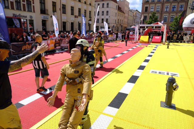 W dniach od 10 do 11 czerwca na Rynku Nowomiejskim w Toruniu obywać się będą Mistrzostwa Polski w formule Firefit o tytuł Najtwardszego Strażaka. W zawodach biorą udział ekipy strażackie z Polski, Francji, Słowacji, Niemiec, Estonii i Wielkiej Brytanii. Zobaczcie fotorelację z tego wydarzenia!
