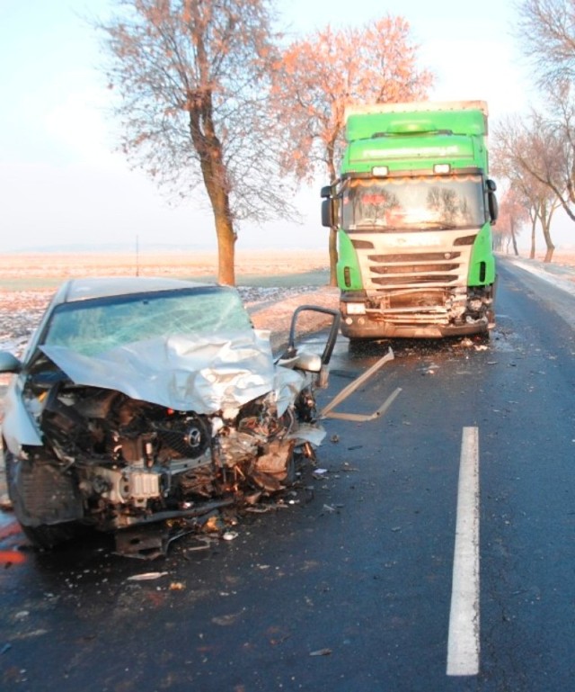 W Popielawach mazda uderzyła w scanię. Ranny został kierowca mazdy