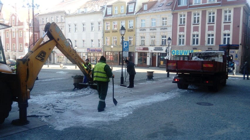 Usuwanie śniegu i lodu z rynku w Wałbrzychu
