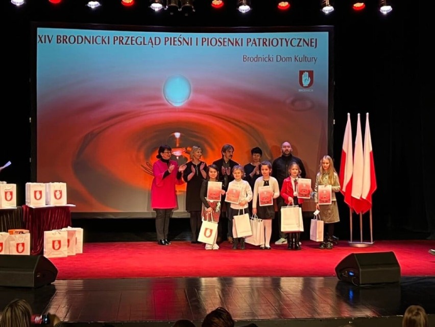 W przeglądzie biorą udział uczniowie z całego powiatu...