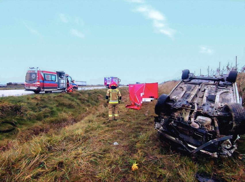 Kierowca z Ukrainy zginął na A1 koło Tuszyna. Jego auto dachowało. ZDJĘCIA