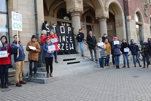 W poniedziałek, 9 marca, na rynku w Tarnowskich Górach odbył się protest mieszkańców przeciwko wycince drzew w mieście. Zobacz kolejne zdjęcia. Przesuwaj zdjęcia w prawo - naciśnij strzałkę lub przycisk NASTĘPNE >>>