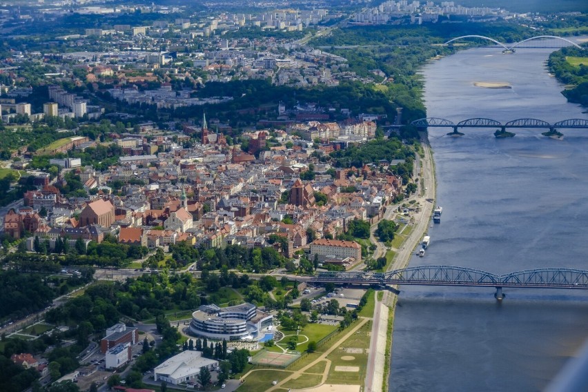 Loty nad Toruniem. Ile to kosztuje? Zobaczcie wyjątkowe zdjęcia z samolotu!