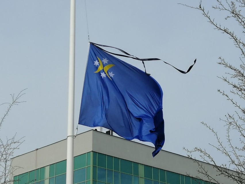 Flaga Goleniowa została dzisiaj opuszczona do połowy masztu,...