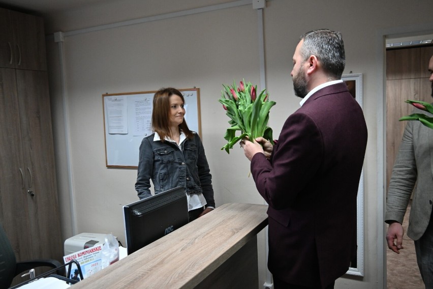 Dzień Kobiet w Starostwie Powiatowym w Radomsku. Kwiaty dla pracownic i petentek. ZDJĘCIA
