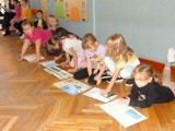Uczniowie PSP 7 w Radomsku uczestniczyli w biciu rekordu w czytaniu na przerwie. ZDJĘCIA