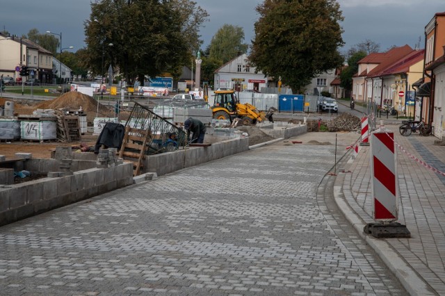 W Wojniczu trwają zaawansowane prace związane z przebudową miejscowego rynku. Obecnie prace polegają na układaniu płyt granitowych i kostki na płycie rynku oraz na drodze dojazdowej.