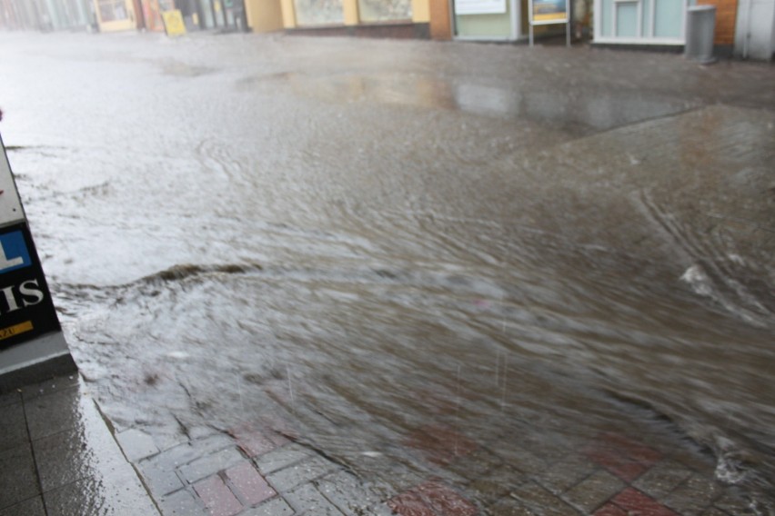 Ulewa w Rybniku: Ulica Sobieskiego zamieniła się w rzekę! [ZDJĘCIA + WIDEO]