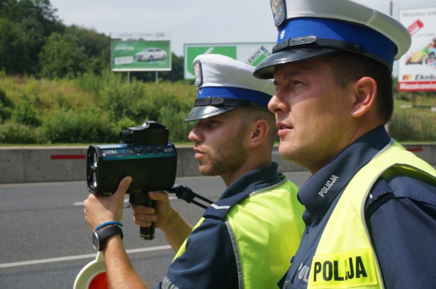 policjanci rozdawali obrazki św. Krzysztofa