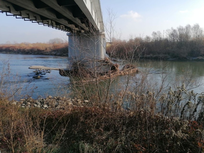 Biskupice Radłowskie. Zaginiony spod Tarnowa odnalazł się. Przeżył upadek z mostu, a potem mroźną noc [ZDJĘCIA]