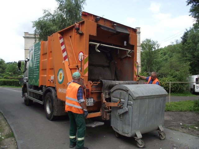 Rada miejska Jeleniej Góry postanowiła dziś, nie obniżać stawek za wywóz śmieci na terenie Jeleniej Góry.